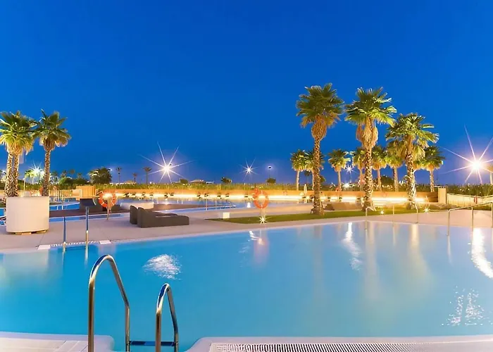 Luxury Complex Beachfront Apartment, Infinity Pool, Sauna, Gym And Large Terrace